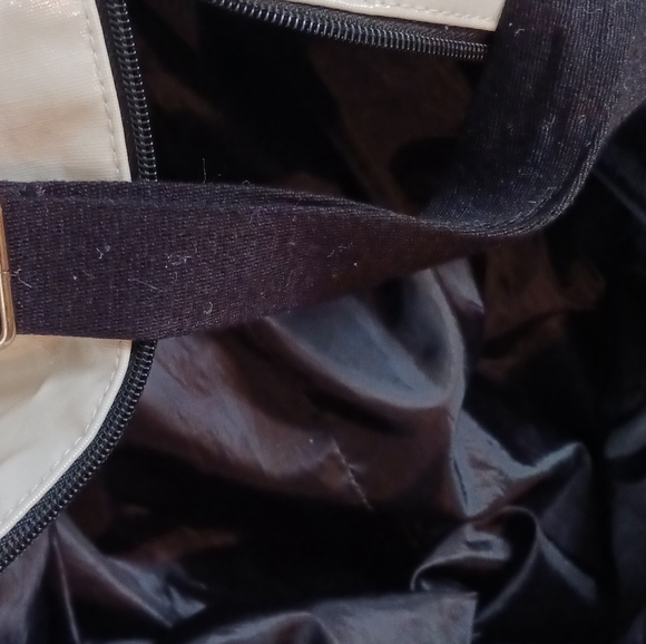 LARGE VICTORIA'S SECRET DUFFLE BAG - Picture 10 of 10